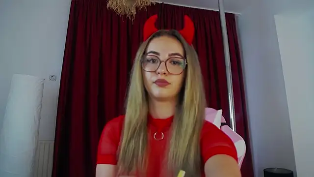 Snapshot of Ariel_Quinn chatting on 09-14-25, 04:00 Ariel Quinn online show from 09-14-25, 04:00