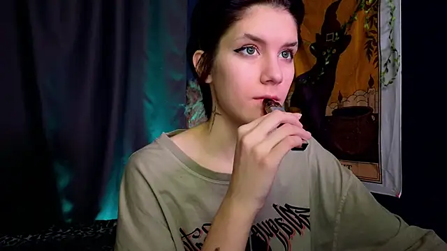 Snapshot of Hyeon_Jin chatting on 01-05-25, 01:24 Hyeon Jin online show from 01-05-25, 01:24