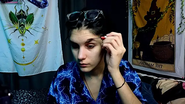 Snapshot of Hyeon_Jin chatting on 01-17-25, 08:44 Hyeon Jin online show from 01-17-25, 08:44