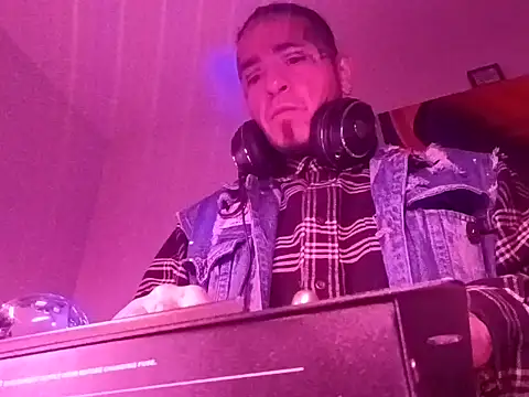 Snapshot of justthetip4209 chatting on 10-04-25, 06:11 justthetip4209 online show from 10-04-25, 06:11