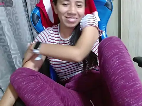 Danielagomez33 online show from 04-14-26, 01:00