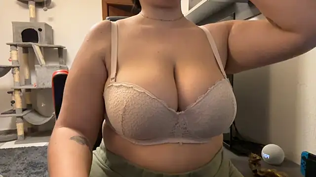 Snapshot of Caitlyn_lust chatting on 01-14-25, 07:00 Caitlyn lust online show from 01-14-25, 07:00