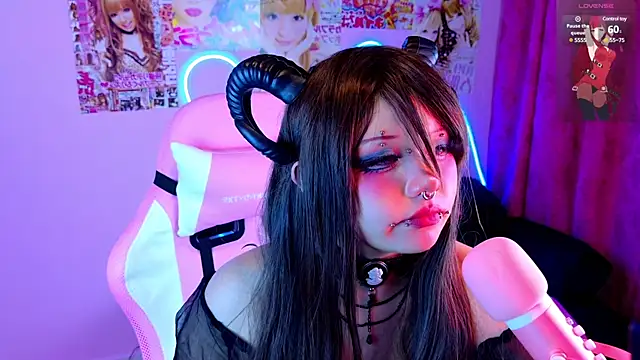 Snapshot of LaytonBox chatting on 02-10-25, 03:35 LaytonBox online show from 02-10-25, 03:35