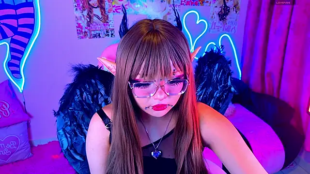 Snapshot of LaytonBox chatting on 02-24-25, 07:52 LaytonBox online show from 02-24-25, 07:52