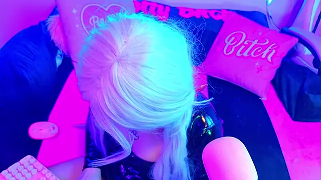 Snapshot of LaytonBox chatting on 03-16-25, 06:09 LaytonBox online show from 03-16-25, 06:09