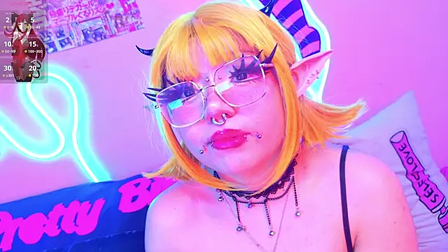 Snapshot of LaytonBox chatting on 03-19-25, 12:37 LaytonBox online show from 03-19-25, 12:37
