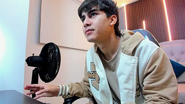 Tommy18   online show from 12-02-25, 03:45