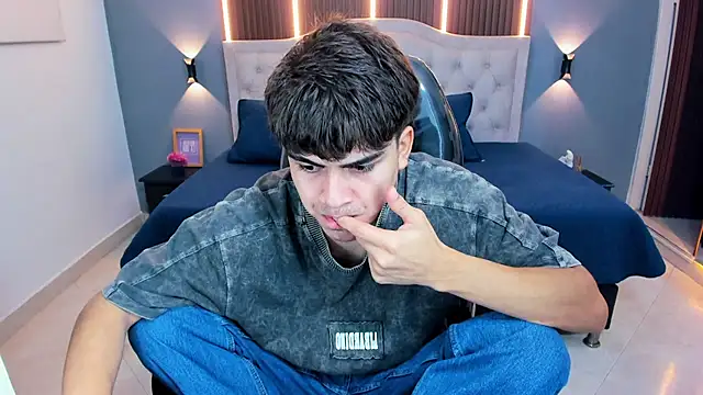 Tommy18   online show from 04-19-26, 03:39