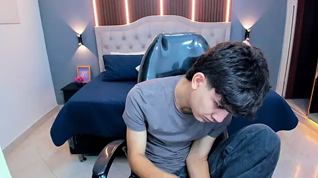 Tommy18   online show from 04-22-26, 03:31