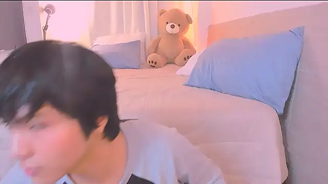 AllanYong18 online show from 12-02-25, 10:31