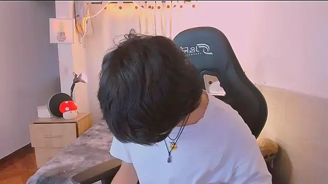 AllanYong18 online show from 04-05-26, 11:29