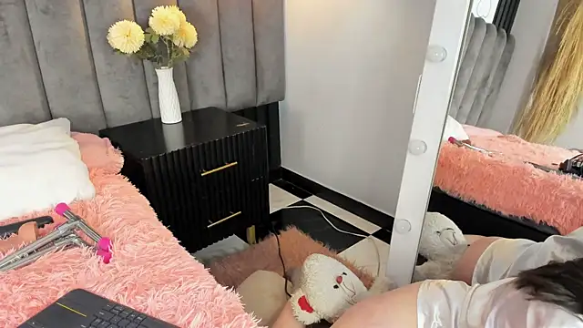 chelsea bolton  online show from 10-15-25, 01:00