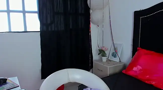 Snapshot of Cleo_Hott chatting on 02-25-25, 02:11 Cleo Hott online show from 02-25-25, 02:11