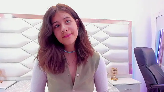 Snapshot of MiaQueen021 chatting on 02-04-25, 03:36 MiaQueen021 online show from 02-04-25, 03:36