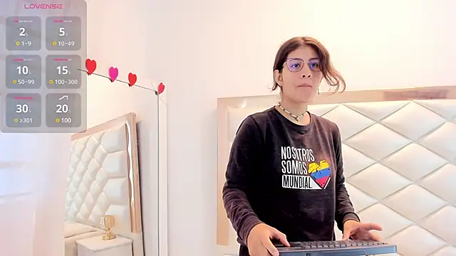 Snapshot of MiaQueen021 chatting on 02-19-25, 12:44 MiaQueen021 online show from 02-19-25, 12:44