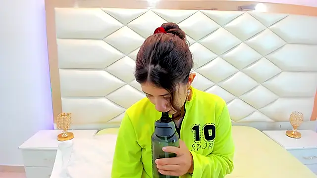 Snapshot of MiaQueen021 chatting on 02-21-25, 12:28 MiaQueen021 online show from 02-21-25, 12:28