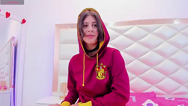 Snapshot of MiaQueen021 chatting on 03-06-25, 03:35 MiaQueen021 online show from 03-06-25, 03:35