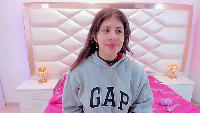 Snapshot of MiaQueen021 chatting on 03-08-25, 12:30 MiaQueen021 online show from 03-08-25, 12:30