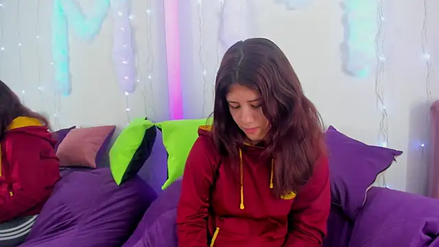 Snapshot of MiaQueen021 chatting on 09-25-25, 02:21 MiaQueen021 online show from 09-25-25, 02:21