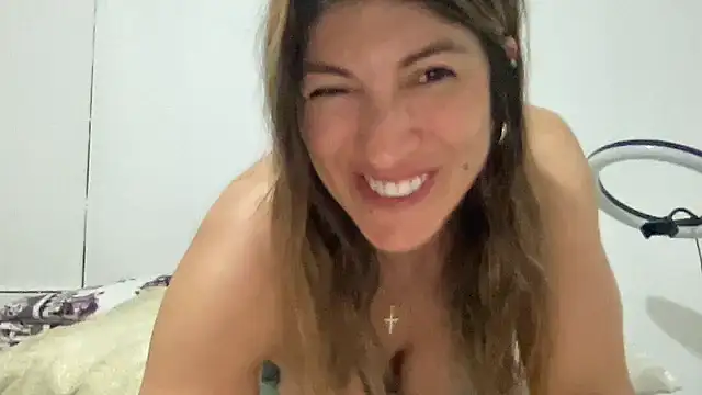 Snapshot of LunaBeya chatting on 09-18-25, 12:29 LunaBeya online show from 09-18-25, 12:29