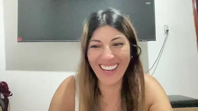 Snapshot of LunaBeya chatting on 10-12-25, 04:55 LunaBeya online show from 10-12-25, 04:55