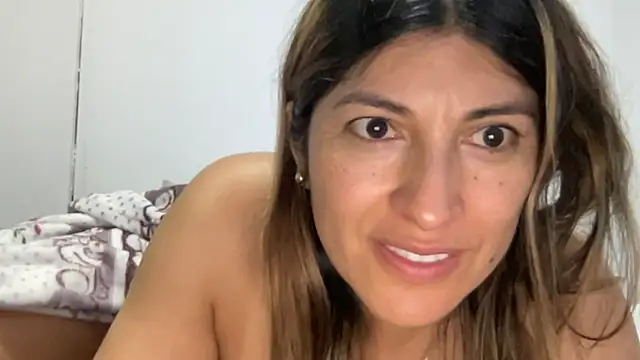 Snapshot of LunaBeya chatting on 10-22-25, 12:38 LunaBeya online show from 10-22-25, 12:38