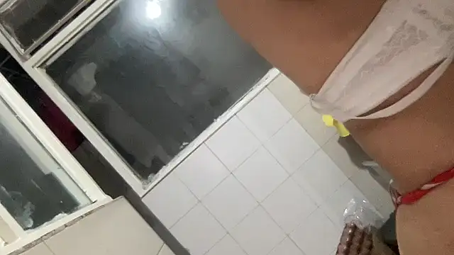 Snapshot of LunaBeya chatting on 11-19-25, 11:05 LunaBeya online show from 11-19-25, 11:05