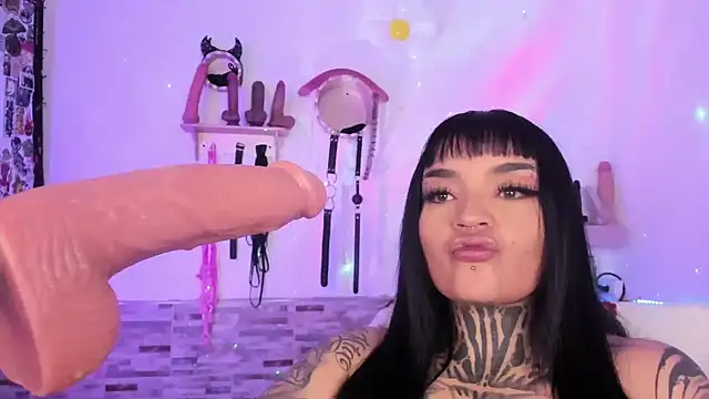 Snapshot of amyswallow7 chatting on 02-11-26, 01:16 amyswallow7 online show from 02-11-26, 01:16