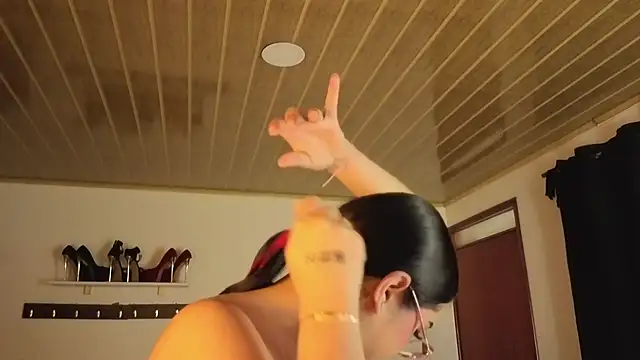 Renaxi Smith online show from 11-23-25, 07:46