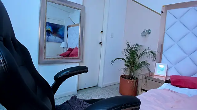 Snapshot of renatarussel chatting on 01-25-25, 03:51 renatarussel online show from 01-25-25, 03:51