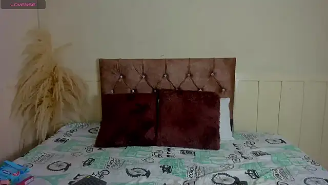 Snapshot of Natashawool1 chatting on 02-19-25, 12:33 Natashawool1 online show from 02-19-25, 12:33