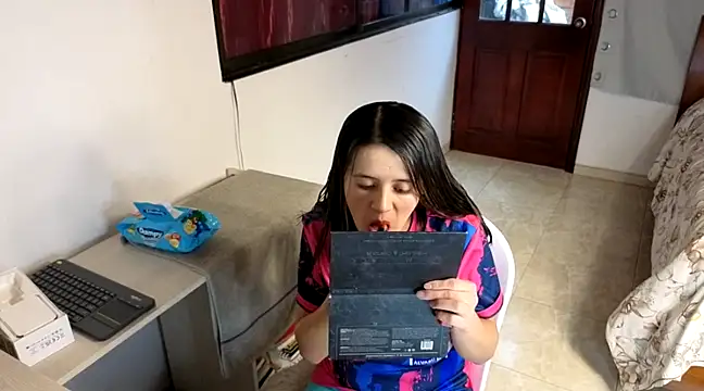 Snapshot of SexLaura_ chatting on 02-13-25, 08:55 SexLaura online show from 02-13-25, 08:55