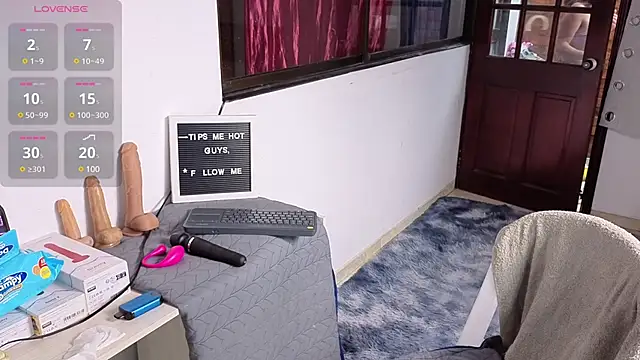 Snapshot of SexLaura_ chatting on 03-20-25, 10:40 SexLaura online show from 03-20-25, 10:40