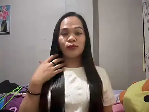 SophiaCourthaway online show from 05-18-26, 10:48