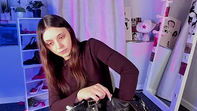 Snapshot of Sahara_Shields chatting on 11-24-25, 10:04 Sahara Shields online show from 11-24-25, 10:04