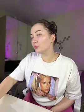 Snapshot of Kiss_My_Body chatting on 02-20-25, 06:46 Kiss My Body online show from 02-20-25, 06:46