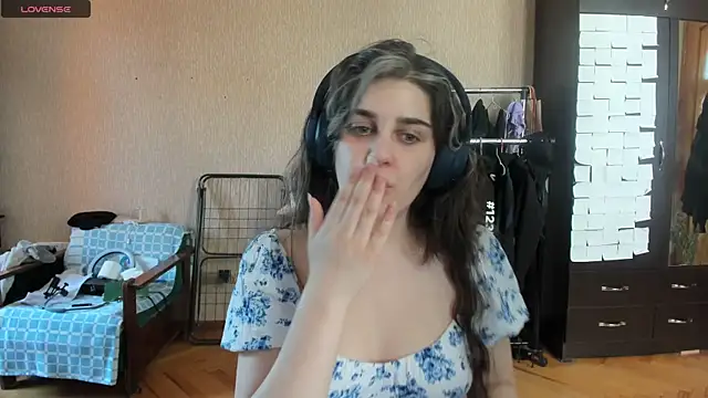 Snapshot of _Roselina_ chatting on 06-25-26, 09:47 Roselina online show from 06-25-26, 09:47