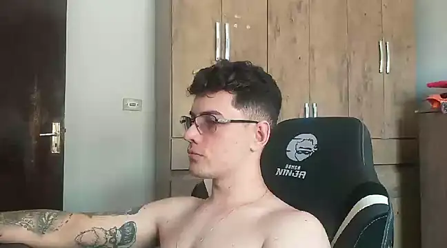 Snapshot of Dyllan__ chatting on 01-24-25, 06:04 Dyllan online show from 01-24-25, 06:04