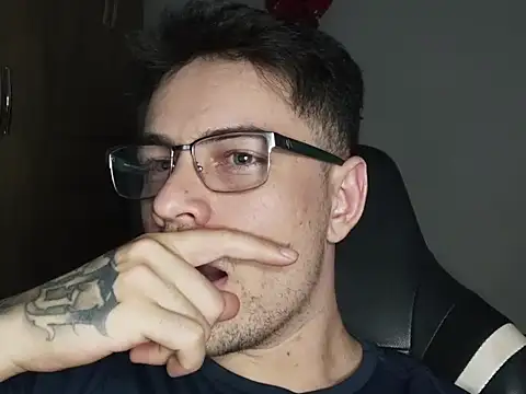 Snapshot of Dyllan__ chatting on 10-11-25, 02:33 Dyllan online show from 10-11-25, 02:33