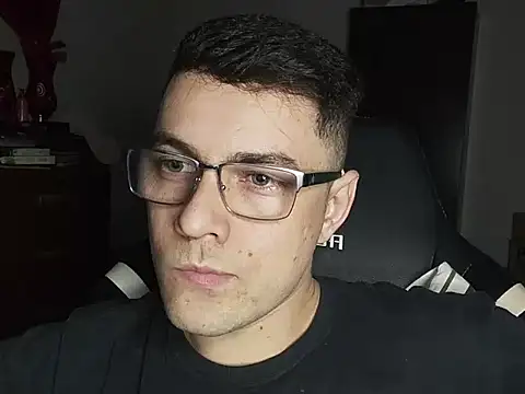 Snapshot of Dyllan__ chatting on 10-20-25, 01:50 Dyllan online show from 10-20-25, 01:50