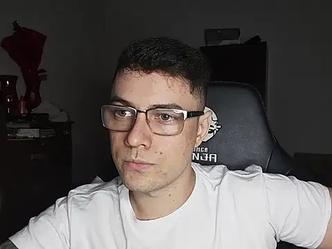 Snapshot of Dyllan__ chatting on 10-20-25, 02:39 Dyllan online show from 10-20-25, 02:39