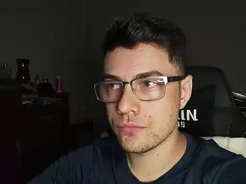 Snapshot of Dyllan__ chatting on 10-28-25, 01:53 Dyllan online show from 10-28-25, 01:53