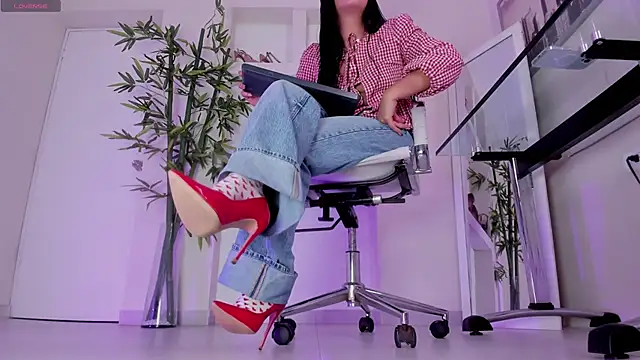 Snapshot of hannah_howeell__ chatting on 12-22-25, 10:01 hannah howeell online show from 12-22-25, 10:01