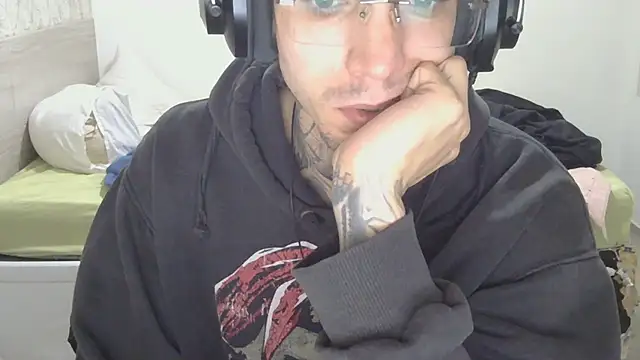 Snapshot of smokingink chatting on 05-17-26, 07:32 smokingink online show from 05-17-26, 07:32