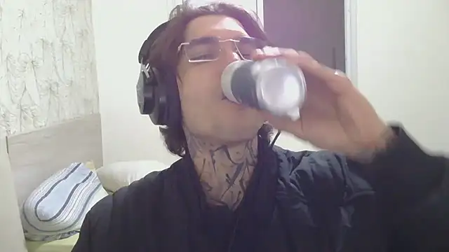 Snapshot of smokingink chatting on 06-11-26, 12:54 smokingink online show from 06-11-26, 12:54