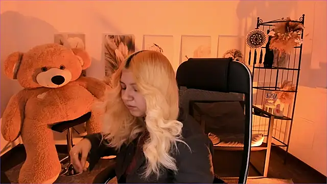 DiaAngell online show from 12-17-25, 07:31