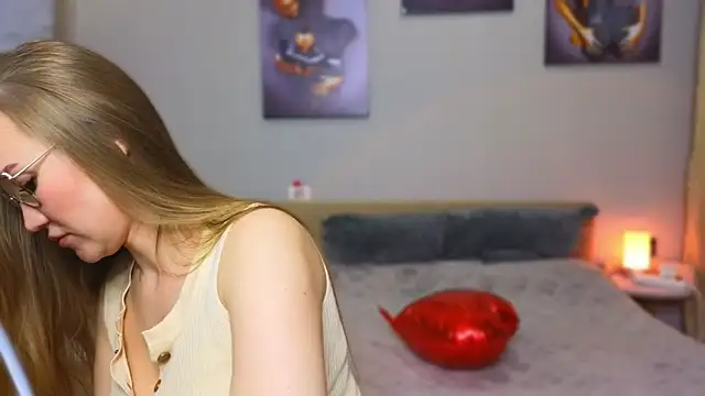 Snapshot of DianaShermy chatting on 03-26-26, 01:28 DianaShermy online show from 03-26-26, 01:28