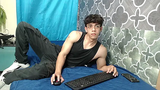 Snapshot of HENRY_SENNI chatting on 03-16-25, 11:14 HENRY SENNI online show from 03-16-25, 11:14