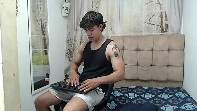 Snapshot of HENRY_SENNI chatting on 09-25-25, 05:05 HENRY SENNI online show from 09-25-25, 05:05