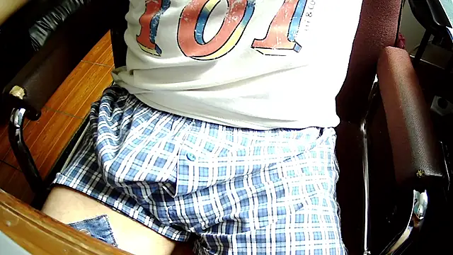 Snapshot of Andre16c chatting on 10-01-25, 06:36 Andre16c online show from 10-01-25, 06:36